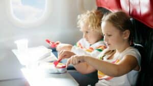 ילדים יכולים לעשות במטוס